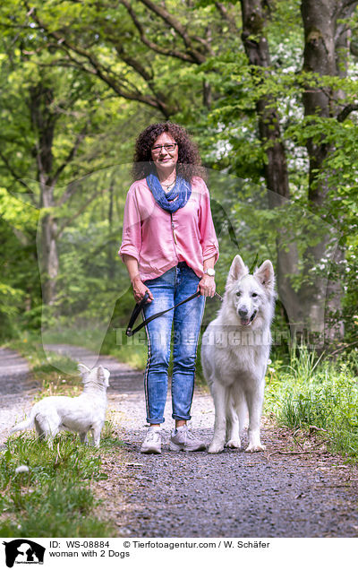 Frau mit 2 Hunden / woman with 2 Dogs / WS-08884