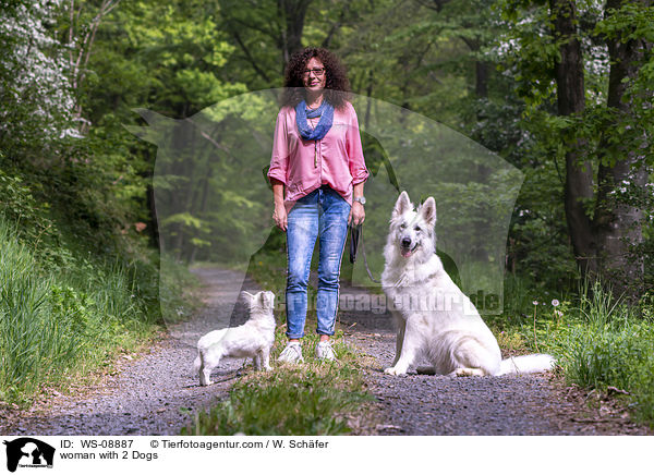 Frau mit 2 Hunden / woman with 2 Dogs / WS-08887