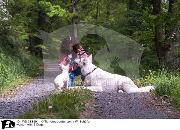 Frau mit 2 Hunden / woman with 2 Dogs / WS-08889