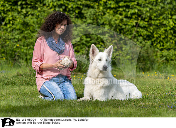 Frau mit Weiem Schferhund / woman with Berger Blanc Suisse / WS-08994
