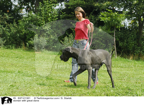Frau mit Dogge / woman with great dane / SST-01361