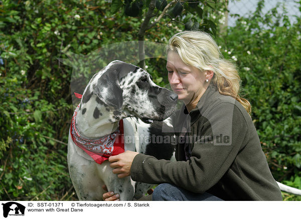 Frau mit Deutscher Dogge / woman with Great Dane / SST-01371