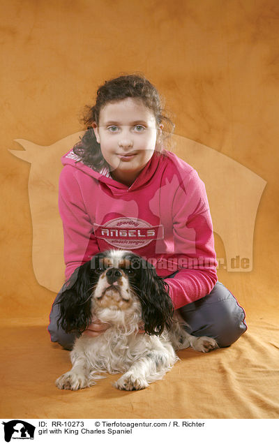 Mdchen mit Cavalier-Mischling / girl with King Charles Spaniel / RR-10273