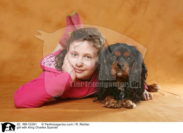 Mdchen mit Cavalier / girl with King Charles Spaniel / RR-10281