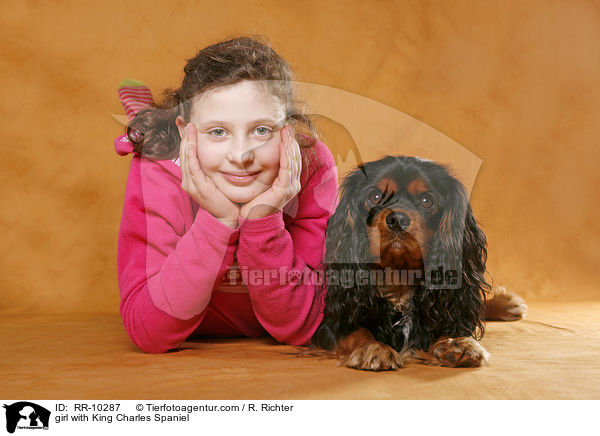 Mdchen mit Cavalier / girl with King Charles Spaniel / RR-10287