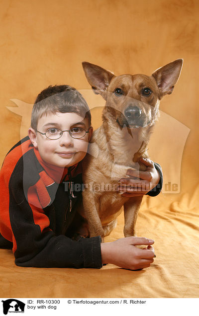 Junge schmust mit Hund / boy with dog / RR-10300