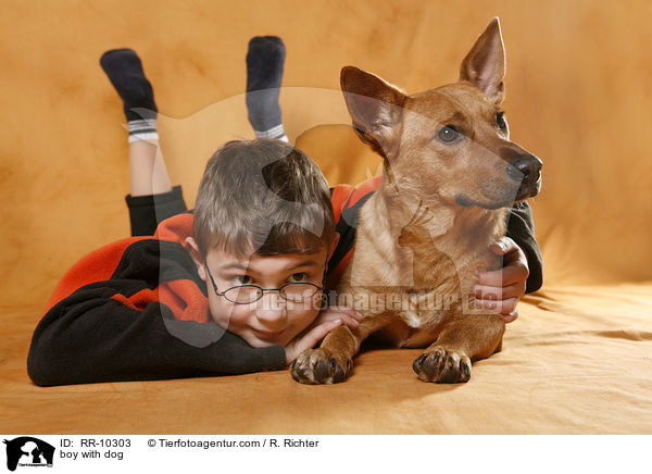Junge schmust mit Hund / boy with dog / RR-10303