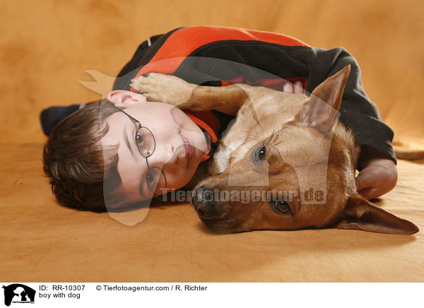 Junge schmust mit Hund / boy with dog / RR-10307
