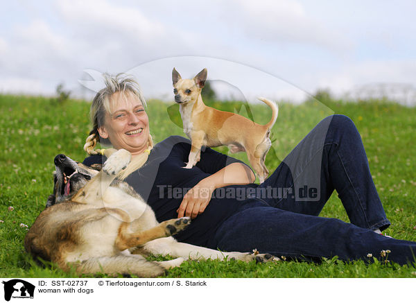 Frau mit Hunden / woman with dogs / SST-02737