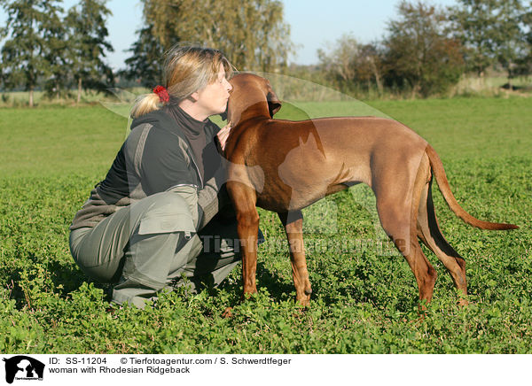 Frau mit Rhodesian Ridgeback / woman with Rhodesian Ridgeback / SS-11204