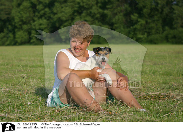 Frau mit Hund auf Wiese / woman with dog in the meadow / SS-12355
