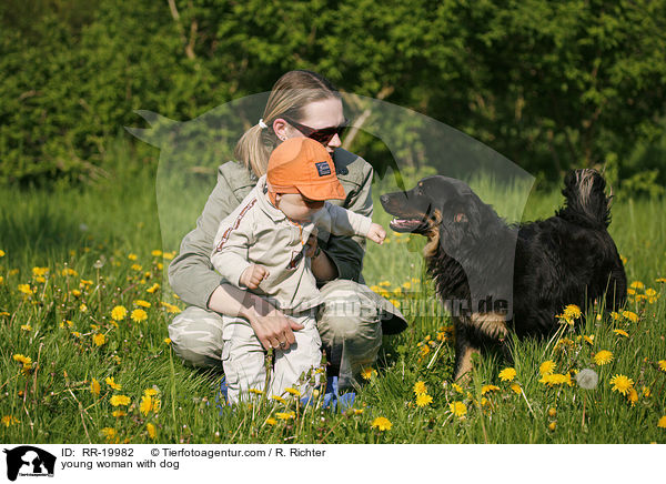 junge Frau mit Hund / young woman with dog / RR-19982