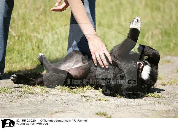 junge Frau mit Hund / young woman with dog / RR-20020