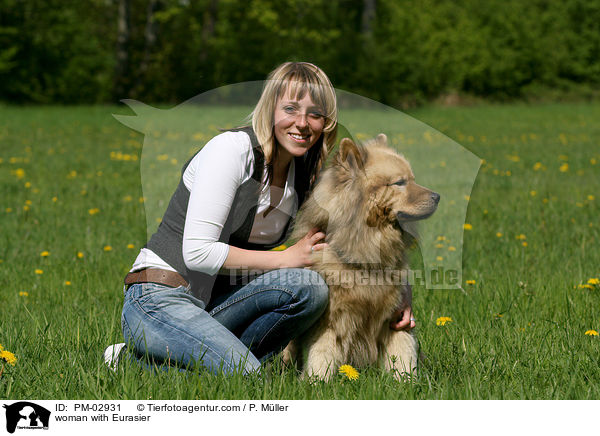 Frau mit Eurasier / woman with Eurasier / PM-02931