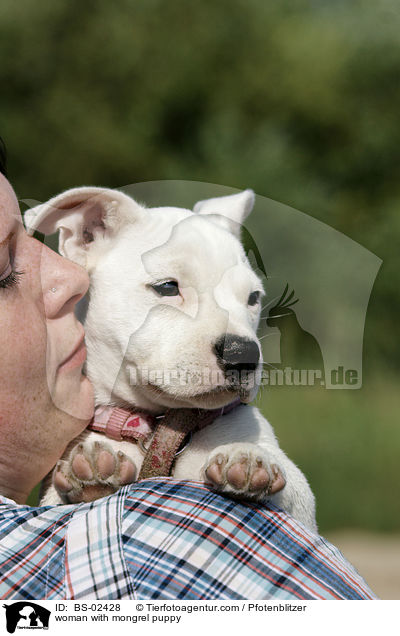 Frau mit Mischlingswelpen / woman with mongrel puppy / BS-02428