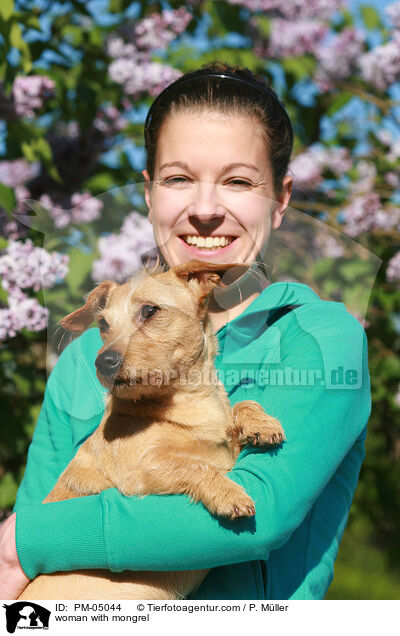 Frau mit Mischling / woman with mongrel / PM-05044
