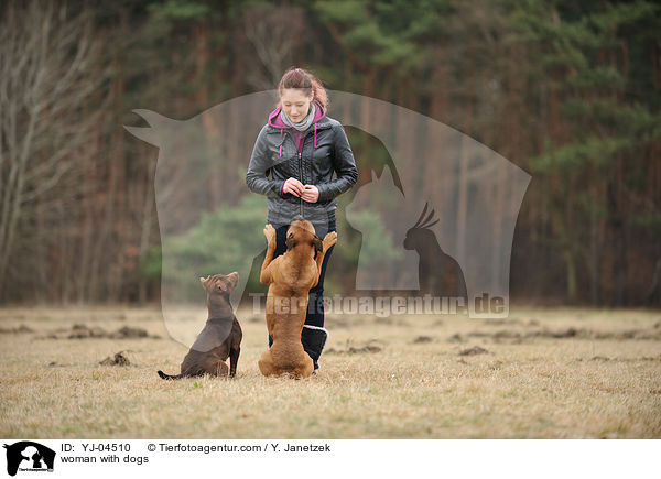 Frau mit Hunden / woman with dogs / YJ-04510
