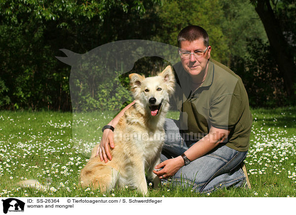 Frau und Laika-Mix / woman and mongrel / SS-26364