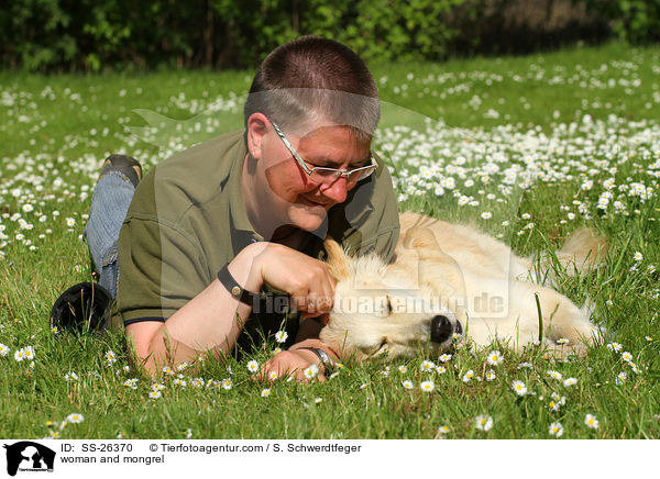 Frau und Laika-Mix / woman and mongrel / SS-26370