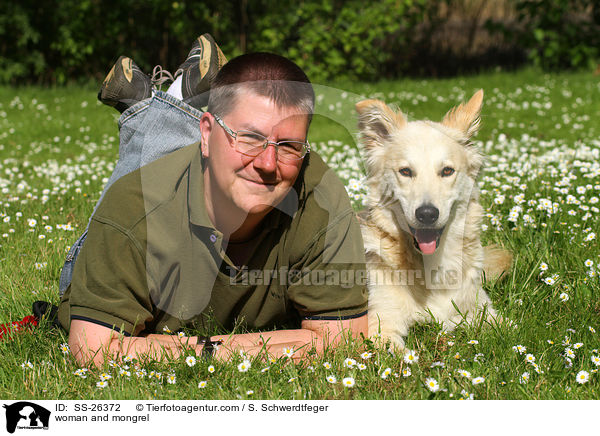 Frau und Laika-Mix / woman and mongrel / SS-26372