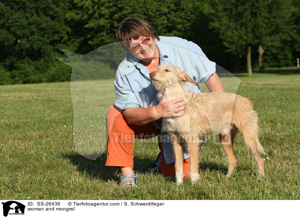 Frau und Podenco-Mix / woman and mongrel / SS-26436