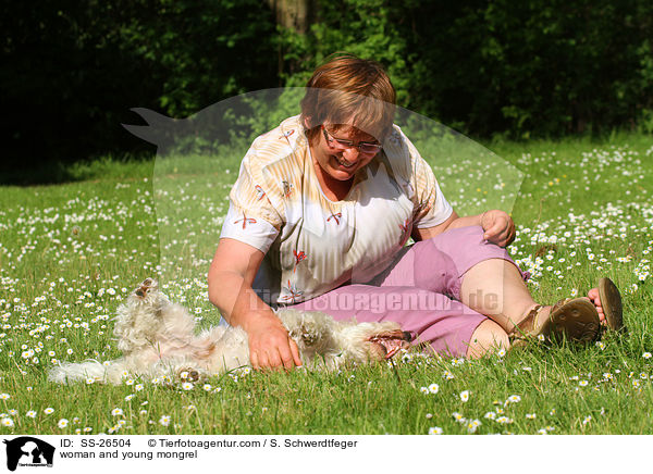 Frau und junger Mischling / woman and young mongrel / SS-26504