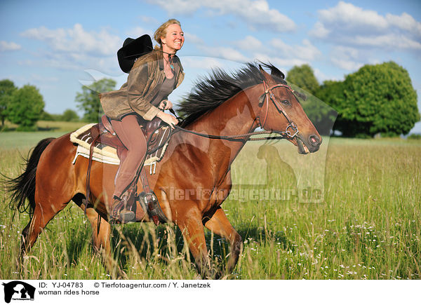 Frau reitet Araber-Mix / woman rides horse / YJ-04783