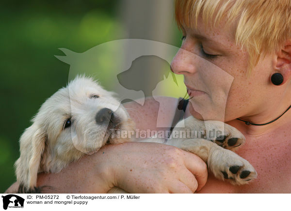 Frau und Schnauzer-Golden-Retriever-Mix Welpe / woman and mongrel puppy / PM-05272