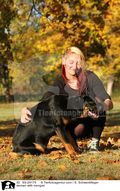 Frau mit Hovawart-Schferhund-Mix / woman with mongrel / SS-29175