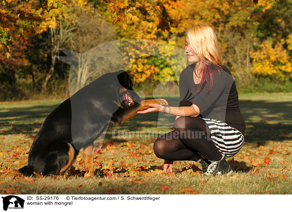 Frau mit Hovawart-Schferhund-Mix / woman with mongrel / SS-29176