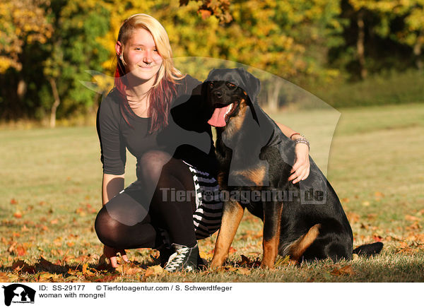 Frau mit Hovawart-Schferhund-Mix / woman with mongrel / SS-29177