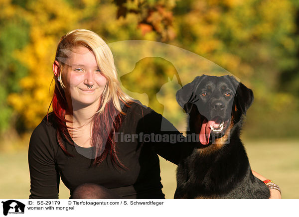 Frau mit Hovawart-Schferhund-Mix / woman with mongrel / SS-29179