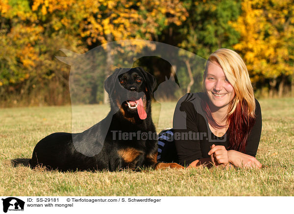 Frau mit Hovawart-Schferhund-Mix / woman with mongrel / SS-29181