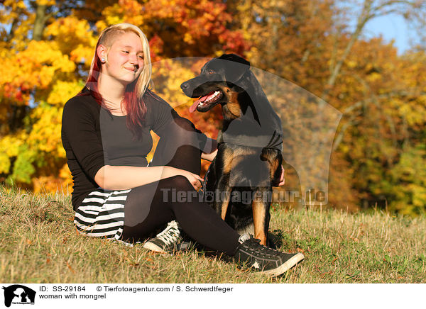 Frau mit Hovawart-Schferhund-Mix / woman with mongrel / SS-29184