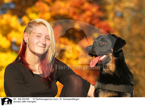 Frau mit Hovawart-Schferhund-Mix / woman with mongrel / SS-29185