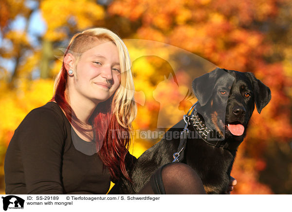 Frau mit Hovawart-Schferhund-Mix / woman with mongrel / SS-29189