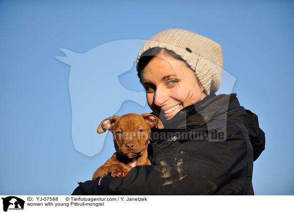 Frau mit jungem Pitbull-Mix / woman with young Pitbull-mongrel / YJ-07588