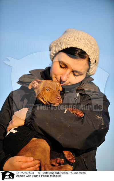 Frau mit jungem Pitbull-Mix / woman with young Pitbull-mongrel / YJ-07593