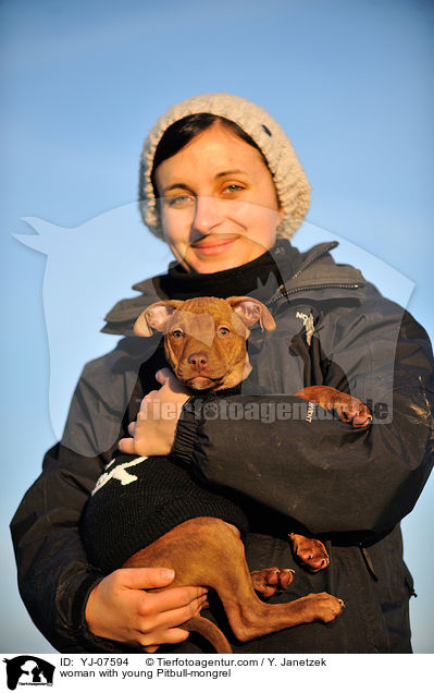 Frau mit jungem Pitbull-Mix / woman with young Pitbull-mongrel / YJ-07594