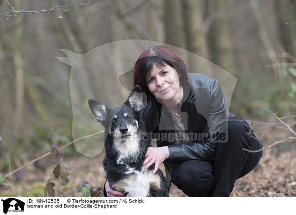 Frau und alter Border-Collie-Schferhund / woman and old Border-Collie-Shepherd / NN-12535