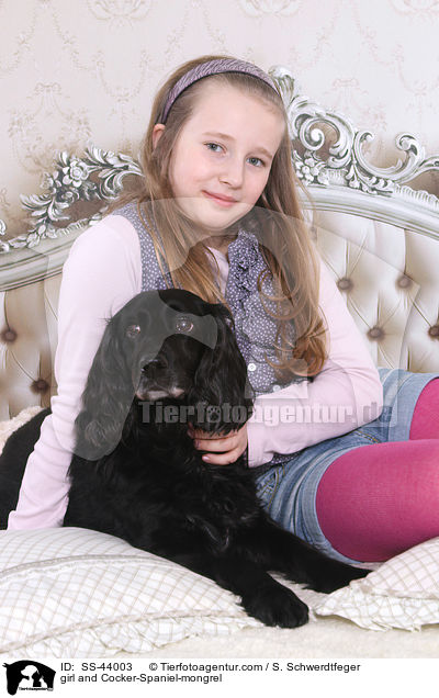 Mdchen und Cocker-Spaniel-Mischling / girl and Cocker-Spaniel-mongrel / SS-44003