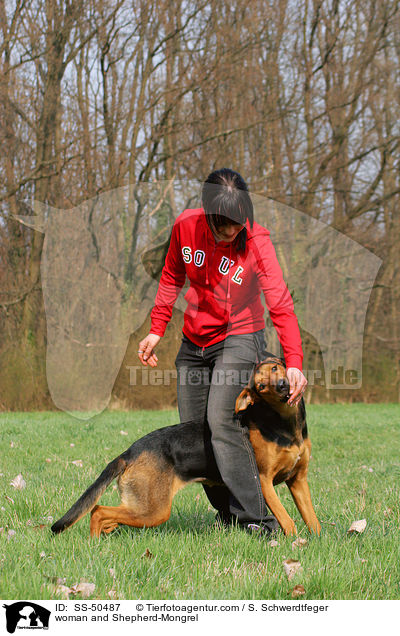 Frau und Schferhund-Mischling / woman and Shepherd-Mongrel / SS-50487