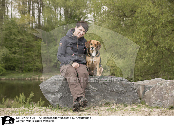 Frau mit Beagle-Mischling / woman with Beagle-Mongrel / SK-01595