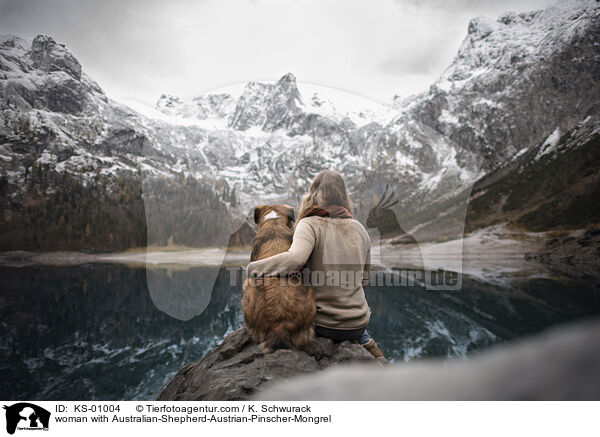 Frau mit Australian-Shepherd-sterreichischer-Pinscher-Mischling / woman with Australian-Shepherd-Austrian-Pinscher-Mongrel / KS-01004