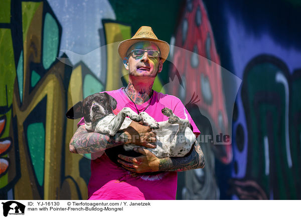 Mann mit Pointer-Franzsische-Bulldogge-Mischling / man with Pointer-French-Bulldog-Mongrel / YJ-16130