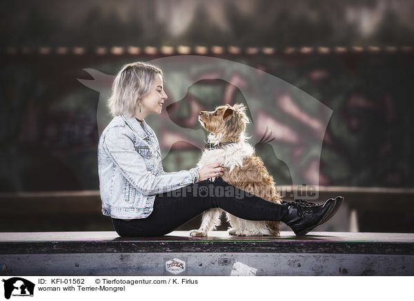 Frau mit Terrier-Mischling / woman with Terrier-Mongrel / KFI-01562