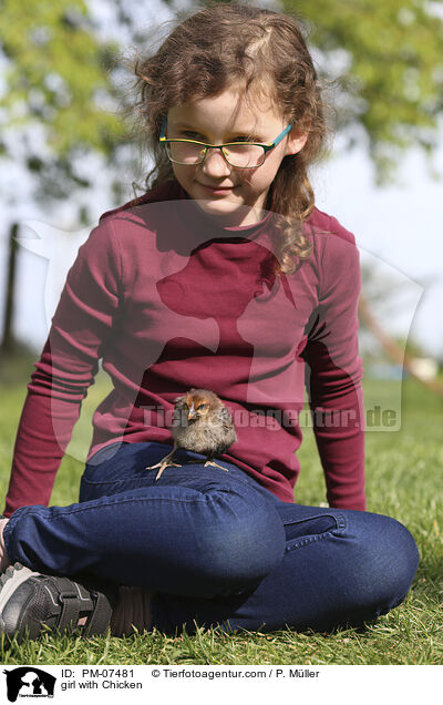 girl with Chicken / PM-07481