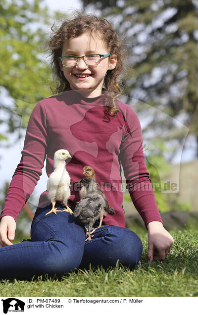 girl with Chicken / PM-07489