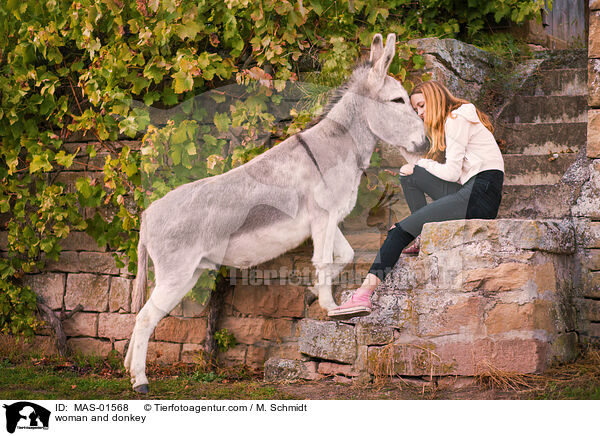 Frau und Esel / woman and donkey / MAS-01568