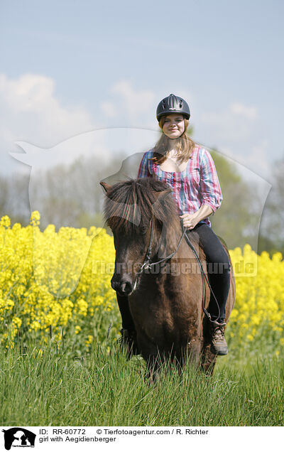 Mdchen mit Aegidienberger / girl with Aegidienberger / RR-60772